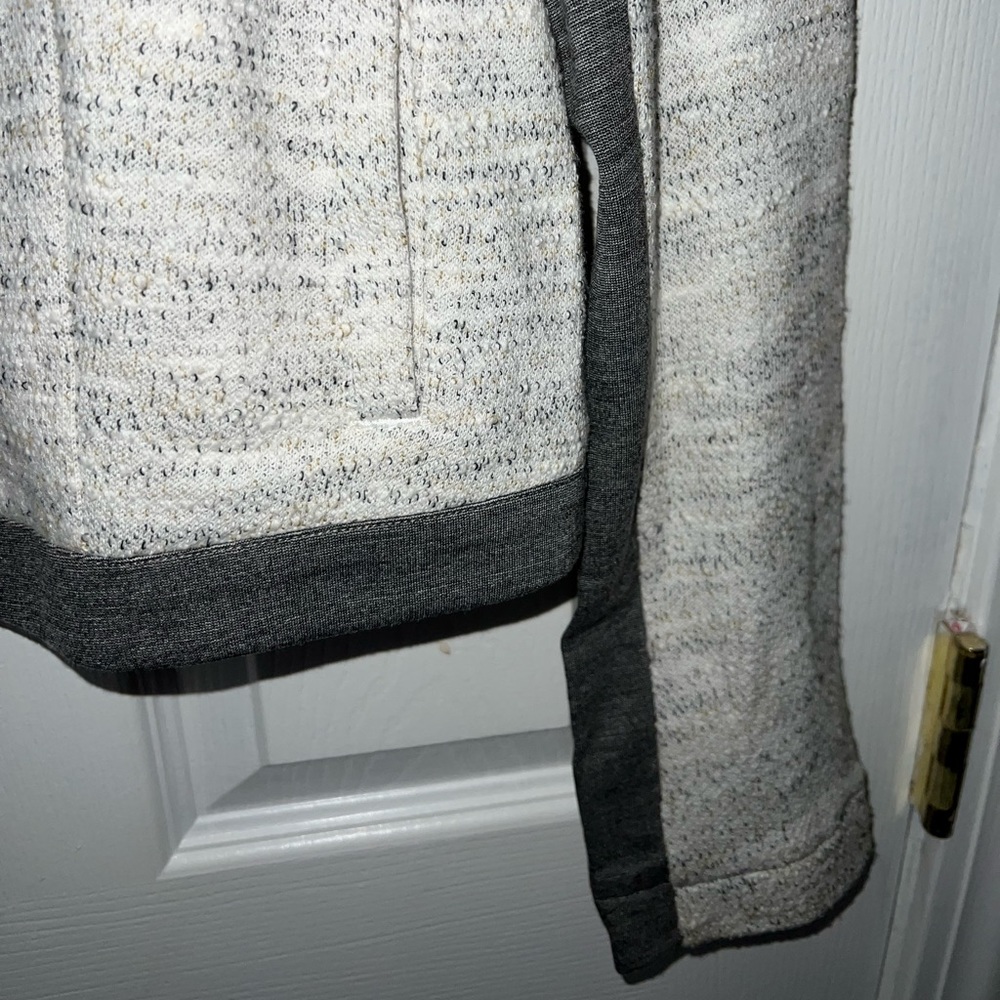 CAbi Women’s Shrunken Knit Moto Blazer Gray Size Medium - Picture 3 of 6